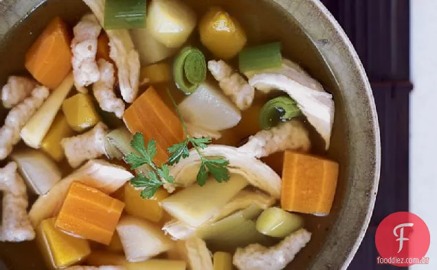Sopa de galinha com bolinhos de trigo integral