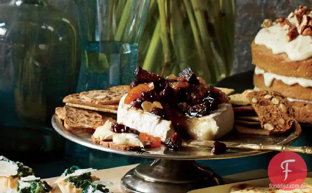 Brie com compota de frutas com joias