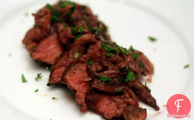 Jantar esta noite: bife cabide com chalotas e cogumelos
