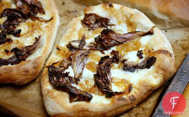 Coma por oito dólares: Pizza de mussarela defumada com Radicchio e geléia de cebola