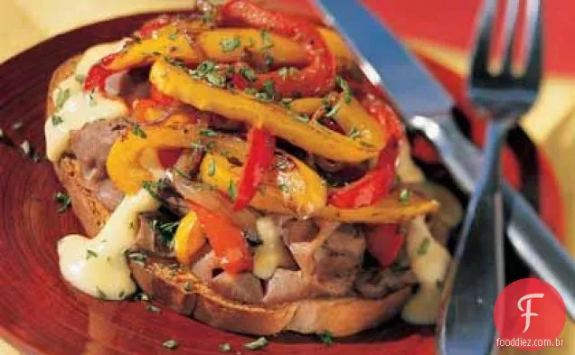 Aberto-Faced Atrevido Philly Cheesesteak Sanduíche