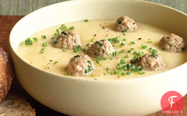Sopa de vegetais de raiz com almôndegas