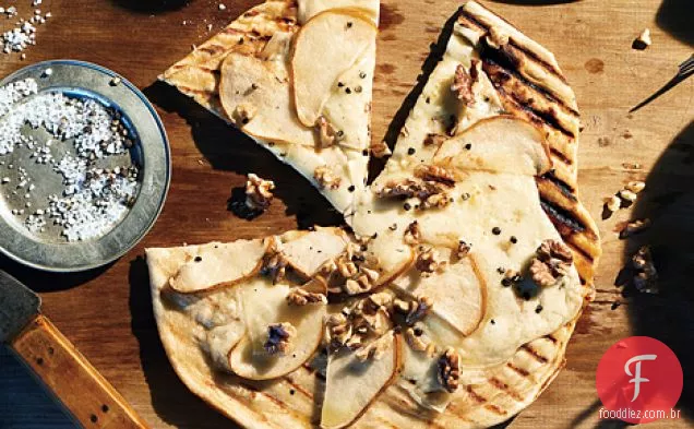 Pizza grelhada com peras, Pecorino fresco e nozes