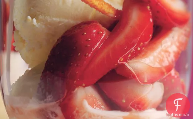 Morangos Romanoff com sorvete Crème Fraîche