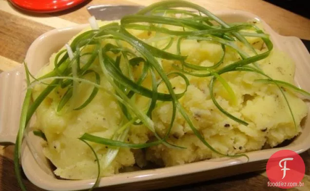 Cozinhe o livro: purê de batatas com azeite com pimenta grossa e cebolinha fina