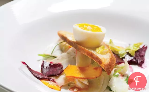 Salada de legumes em conserva com ovos cozidos