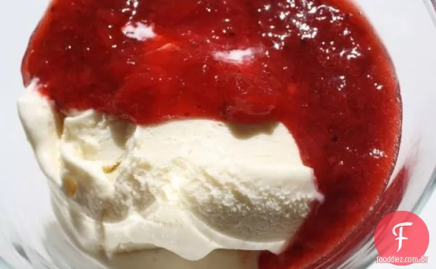 O ingrediente secreto( pimenta preta): sorvete de creme doce com molho de morango e pimenta preta