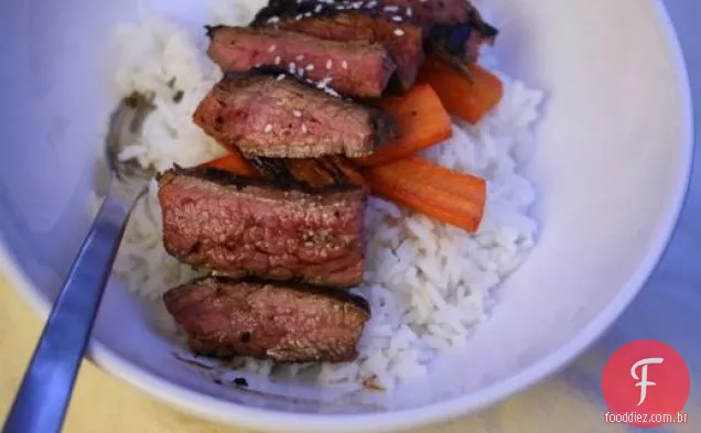 Coma por oito dólares: tigela de arroz com bife de flanco marinado