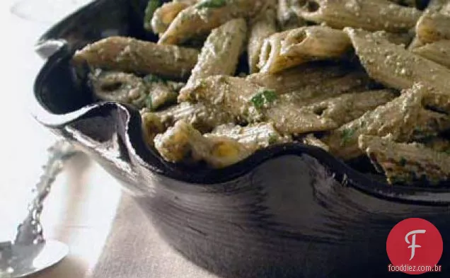 Penne em molho cremoso de manjericão e noz