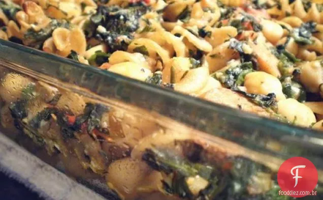Saudável e delicioso: macarrão de trigo integral com Linguiça de frango, grão de bico e Garlicky Greens
