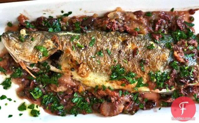 Jantar esta noite: peixe inteiro assado na panela com azeitonas