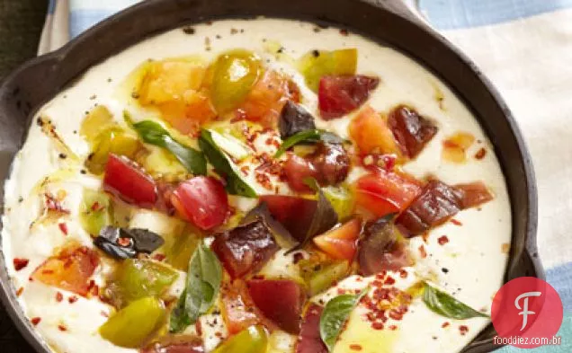 Ricota assada com alho assado e tomate