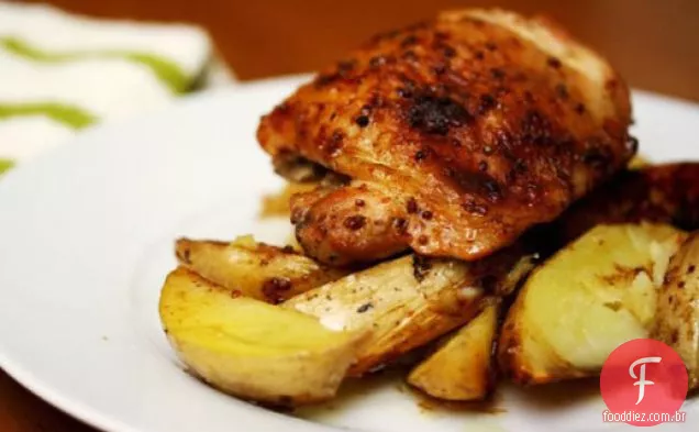 Coma por oito dólares: coxas de frango assadas com mostarda de bordo com fatias de batata