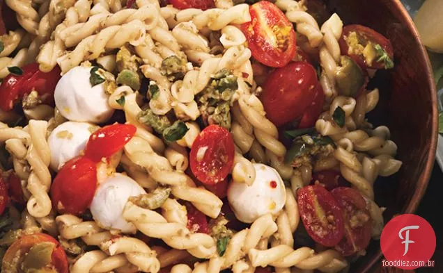 Salada de macarrão com tomate cereja e Olivada Verde