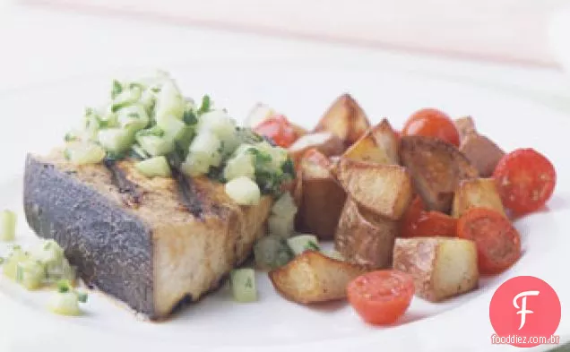 Espadarte grelhado com salsa de limão de pepino