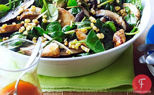 Salada de frango grelhado, milho e espinafre com molho de páprica esfumaçado