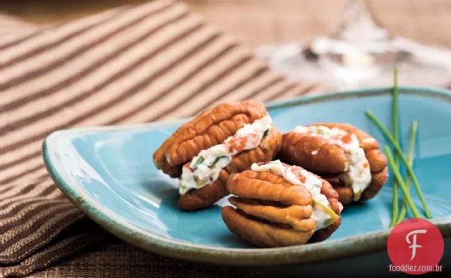 Mordidas de pecã de queijo creme e azeitona