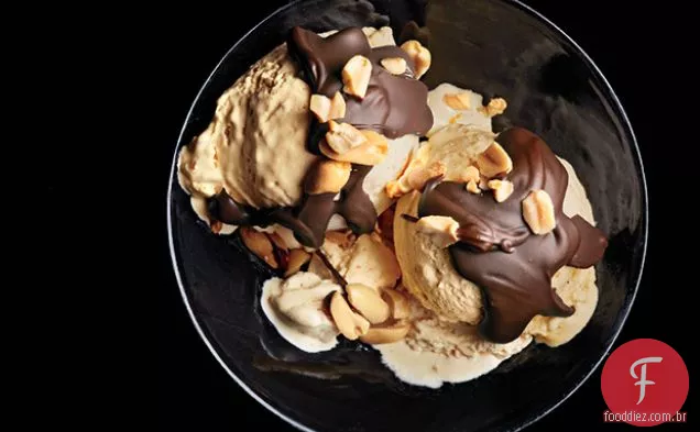 Sorvete de manteiga de amendoim com uma casca de Chocolate dura