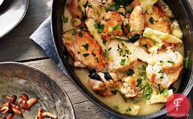 Fricassé de frango com raízes de salsa e cogumelos Chanterelle