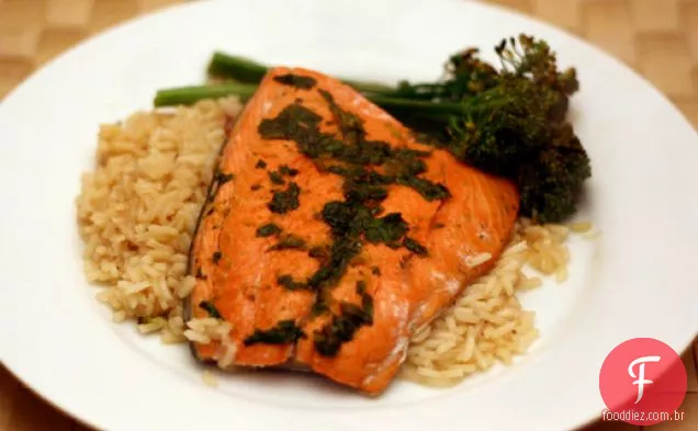 Jantar esta noite: salmão com limão e mel com arroz e Broccolini