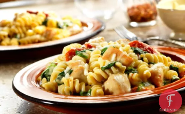 Frango Fusilli com espinafre e queijo Asiago