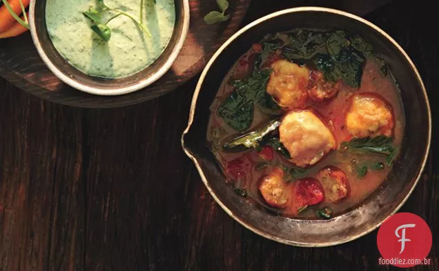 Sopa mista de verduras e linguiça com bolinhos de Fubá