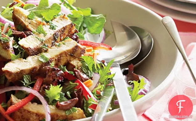 Frango grelhado em verduras com molho Harissa cremoso