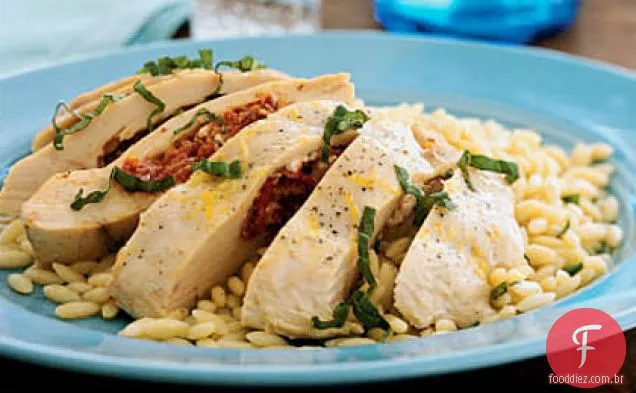 Feta, erva e Frango Recheado com tomate seco ao sol