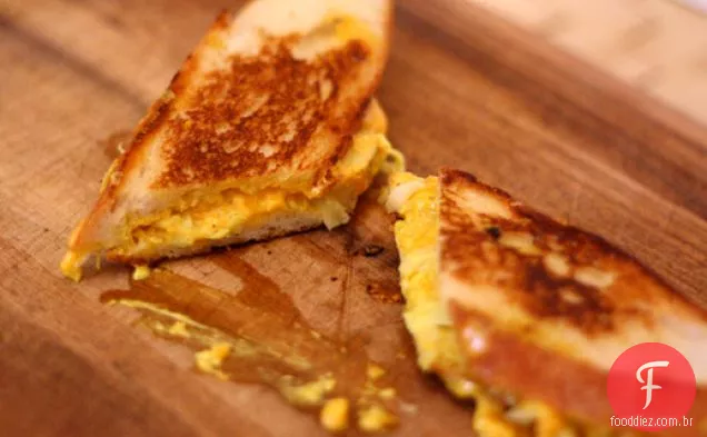 Jantar esta noite: sanduíches grelhados de Cheddar e erva-doce com maionese de Curry