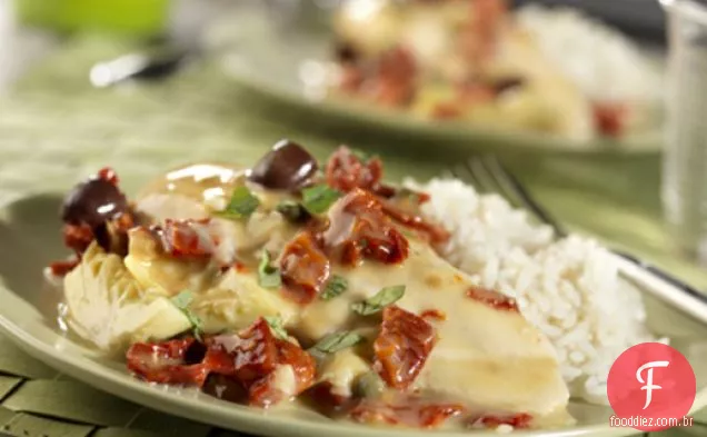 Frango com fogão lento em molho cremoso de tomate seco ao sol