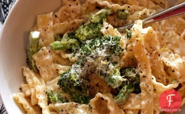 Jantar esta noite: macarrão com brócolis, queijo de cabra e orégano