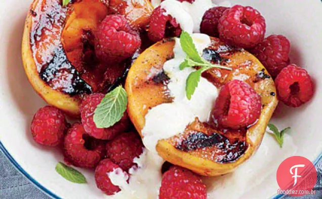 Pêssegos grelhados com creme de mel