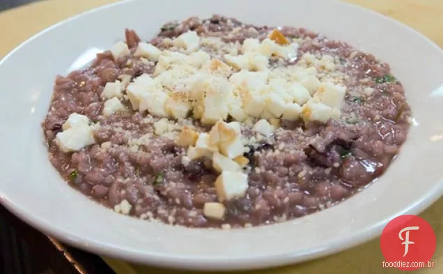 Risoto Rosso de Andrew Carmellini com vinho tinto, Radicchio e mussarela defumada