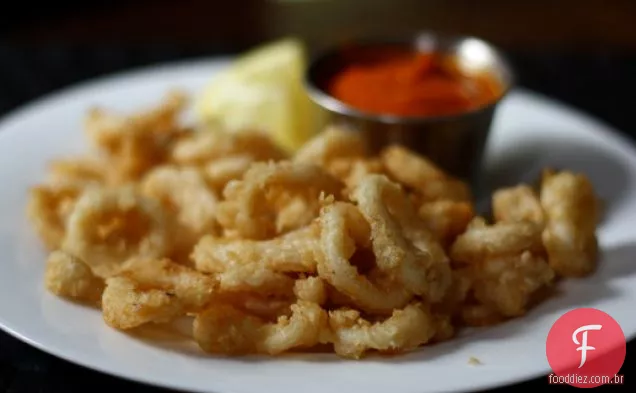 Jantar esta noite: lula frita com molho Marinara