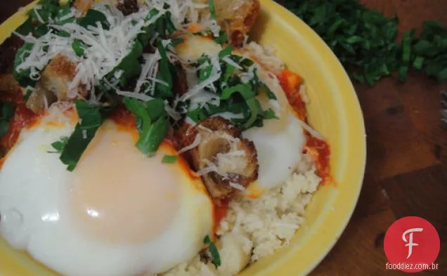 Cozinhe o livro: ovos escalfados em molho de tomate em Cuscuz com orégano e salsa