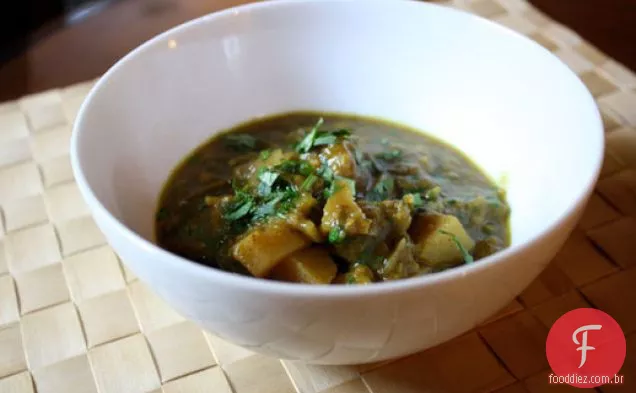 Jantar esta noite: Curry de tomate verde com batatas e alho