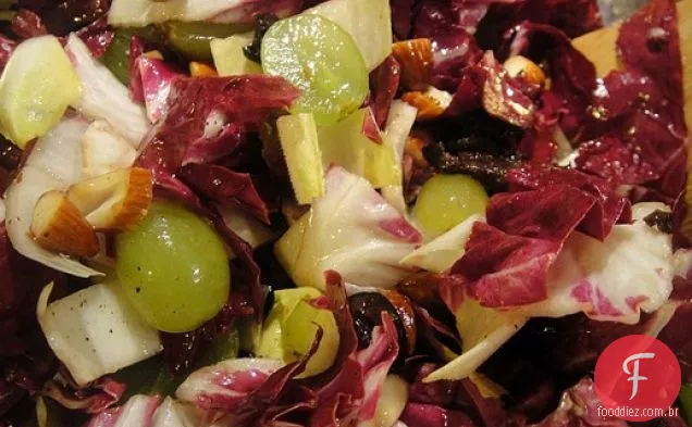 Cozinhe o livro: salada de uva, amêndoa e Radicchio com azeitonas pretas