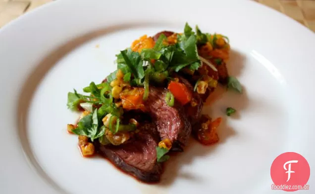 Jantar esta noite: bife fatiado com Salsa de milho assado