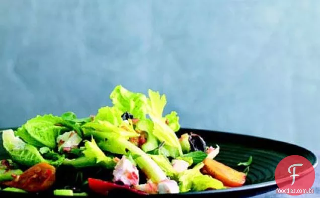 Salada grega com beterraba assada, azeitonas e queijo Feta