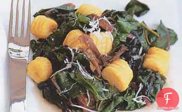 Nhoque de abóbora com Confit de pato e acelga suíça