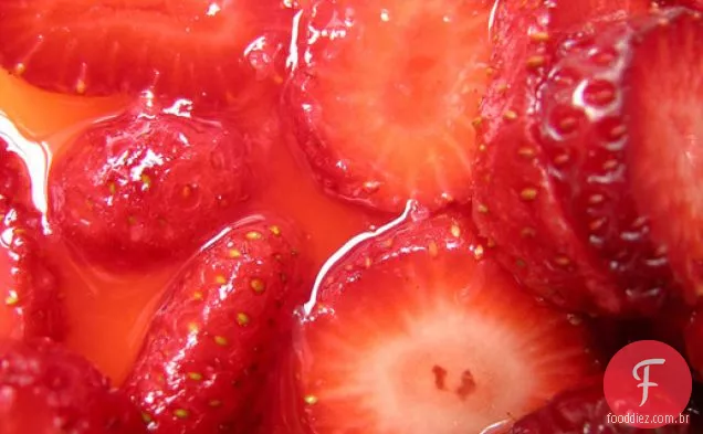 Salada de frutas com Rum temperado e hortelã