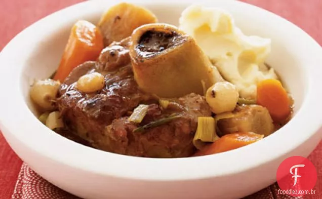 Vitela cozida lentamente com legumes de Inverno