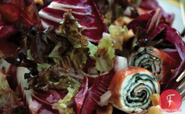Salada de alface Bronze e vermelha com espirais de presunto e queijo de cabra Serrano