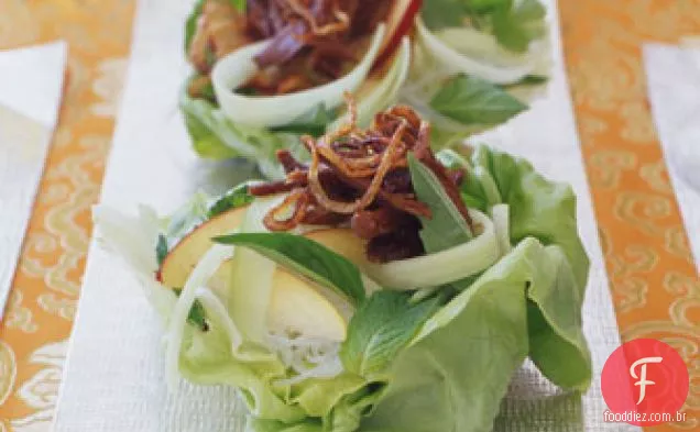 Salada de pato e macarrão desfiado crocante