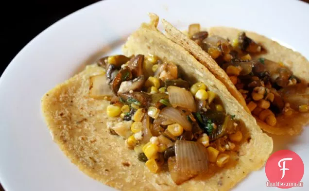 Jantar esta noite: cogumelo, Rajas e Tacos de milho com Queso Fresco