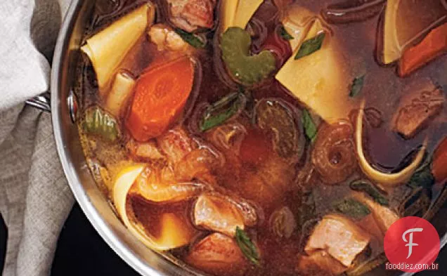 Sopa de galinha rica com macarrão fresco