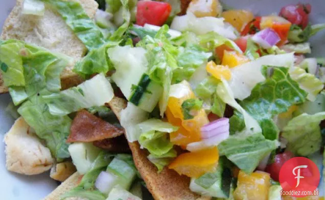 Fattoush, salada libanesa com batatas fritas assadas