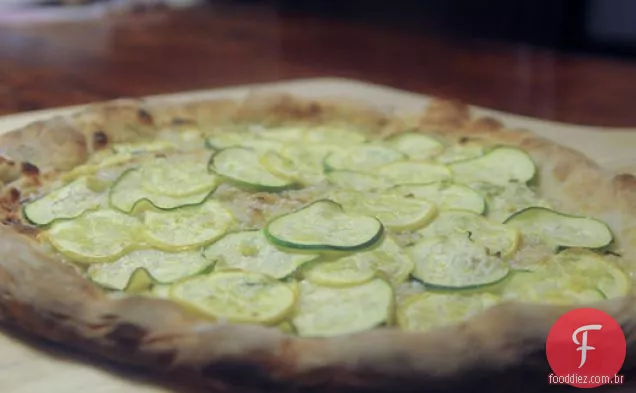 Pizza de abóbora de verão com alho assado e Crème Fraîche