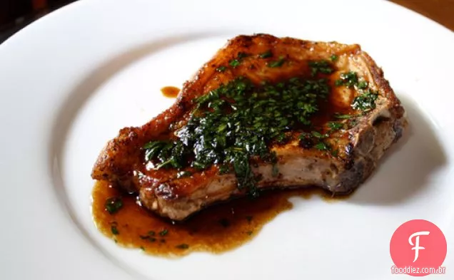 Jantar esta noite: costeletas de porco com esmalte Julep de menta