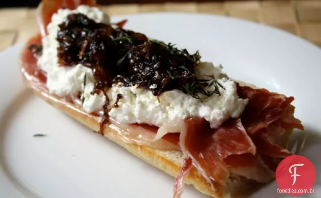 Prosciutto de rosto aberto, ricota fresca e sanduíches de marmelada de cebola roxa